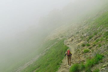 霧深い八方尾根を歩く登山者