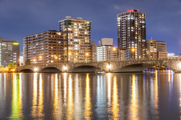 Fototapeta na wymiar 信濃川に架かる萬代橋と新潟市の夜景