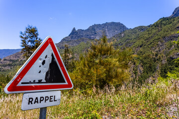 Chute de pierres sur route du cirque de Cilaos, île de la Réunion 