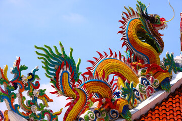 Fototapeta premium chinese dragon statue on the roof
