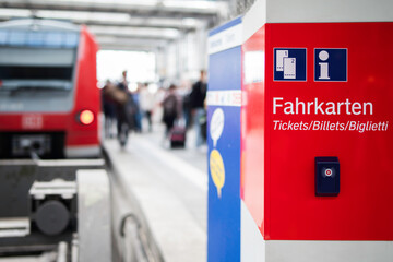 Fahrkartenautomat am Bahnhof, ein Ticket für eine Zugfahrt am Automaten kaufen  - 538280391