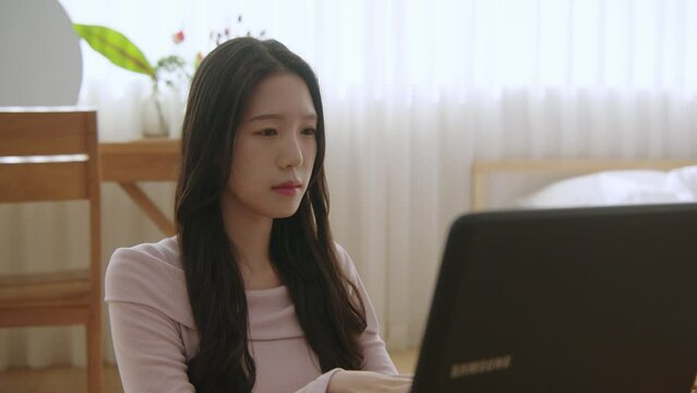 일하고 있는 여성의 모습
a working woman