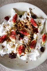 Gros plan sur la burrata aux figues, vinaigre et pistaches