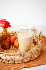 Pumpkin spice latte en décor automnal