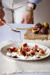 Vinaigre sur burrata aux figues dans un décor d'automne