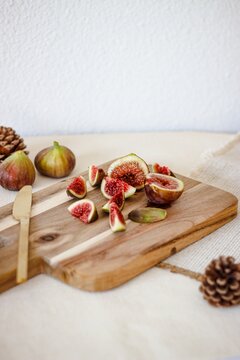 D&eacute;coupe de figues fra&icirc;ches pour l'automne