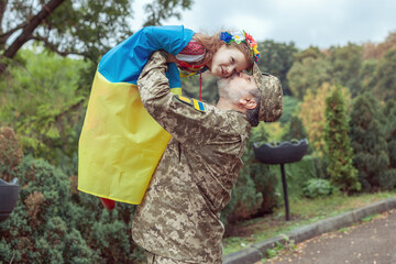 The Ukrainian military man picked up his little daughter.