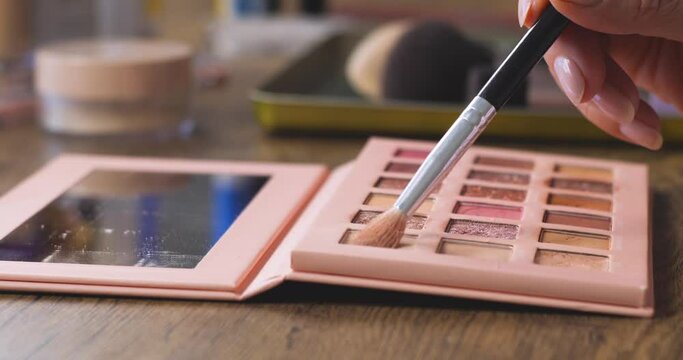 Master class on applying age makeup. Palette with shadows