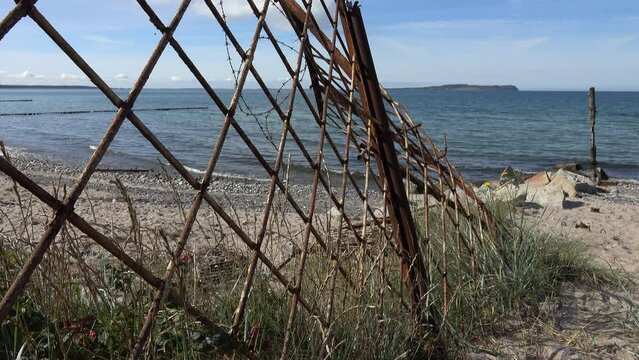 Alter Metallzaun an der Ostseek&uuml;ste bei Dranske, Insel R&uuml;gen, Deutschland