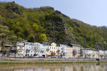 Häuser und Felsen in Bad Ems