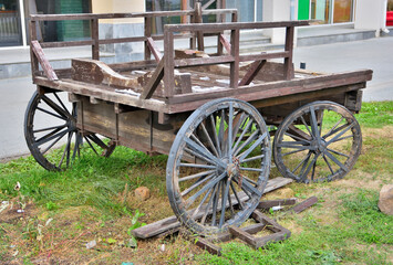 Fototapeta na wymiar An abandoned old horse carriage on an autumn day