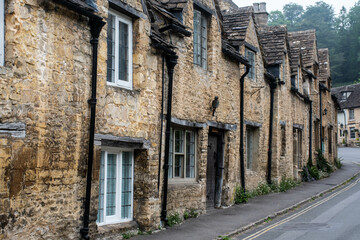 Row of traditional english cottages - 538302732