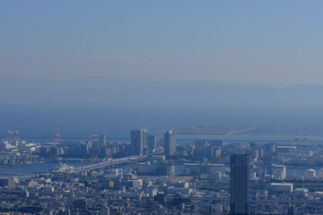 神戸市の高台、渦森台展望公園より神戸市街地と大阪湾を臨む