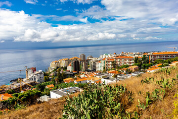 Obraz premium Unterwegs auf der Stadt Levadas von Funchal mit einen fantastischen Ausblick auf den Atlantik - Madeira - Portugal 