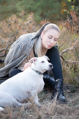 Obraz premium Young attractive woman playing with dog