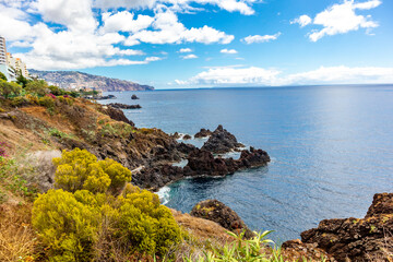 Fototapeta na wymiar Unterwegs auf der Stadt Levadas von Funchal mit einen fantastischen Ausblick auf den Atlantik - Madeira - Portugal 
