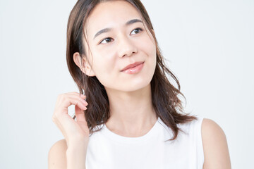 Fototapeta premium 若い女性のポートレートと白背景