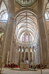 Fototapeta na wymiar Coutances. Chœur et autel de la cathédrale Notre-Dame. Manche. Normandie