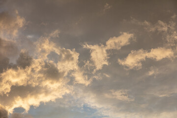 Obraz premium Clouds in the sky at sunset