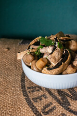 Steamed mushrooms with coriander and garlic