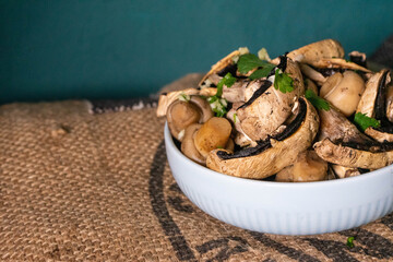 Steamed mushrooms with coriander and garlic