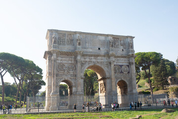 Fototapeta na wymiar A landscape view of the Arch of Constantine in sunny holidays, lots of tousists, summer vacation, Rome, Italy.