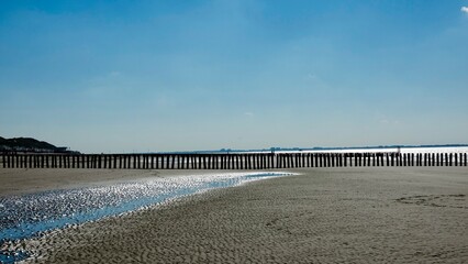 Wellenbrecher aus Holz am Nordseestrand