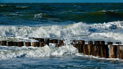 Wellenbrecher aus Holz am Nordseestrand