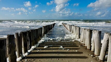 Wellenbrecher aus Holz am Nordseestrand