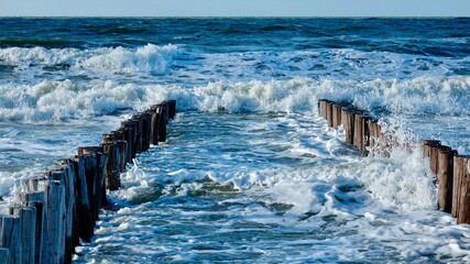 Fototapeta premium Wellenbrecher aus Holz am Nordseestrand