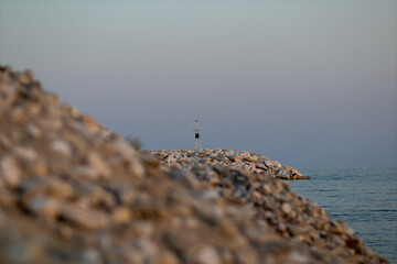 Wał z kamienia nad morzem © neskama