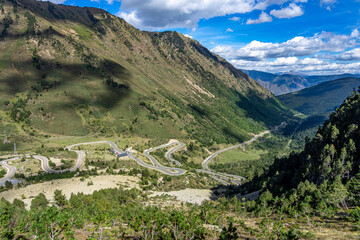 Fototapeta na wymiar Spanischen Pyrenäen Richtung Andorra: Die 2072 Meter hohe Passhöhe Port de la Bonaigua, wo schon Tour de France Rennen stattfanden