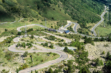 Fototapeta na wymiar Spanischen Pyrenäen Richtung Andorra: Die 2072 Meter hohe Passhöhe Port de la Bonaigua, wo schon Tour de France Rennen stattfanden