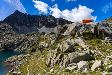 Sommerurlaub in den spanischen Pyrenäen: Wanderung bei den schillernden Bergseen von Gerber im...