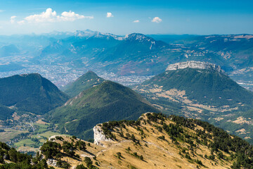 Blick vom Chamechaude (2082 m) auf Grenoble und das Vercors