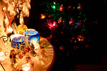 クリスマスのイメージ　テーブルに飾られたクリスマスツリーやジンジャークッキーにトナカイのガラスの雑貨