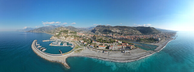 vue aérienne panoramique sur le port de Vintimille et la ville ainsi que le fleuve Roya - Cala del Forte Imperia