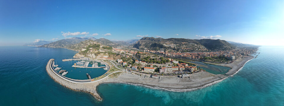 vue a&eacute;rienne panoramique sur le port de Vintimille et la ville ainsi que le fleuve Roya - Cala del Forte Imperia