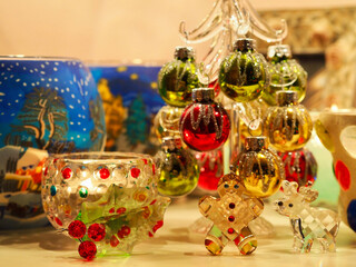 クリスマスのイメージ　テーブルに飾られたクリスマスツリーやジンジャークッキーにトナカイのガラスの雑貨