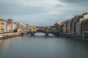 Obraz premium Bekannte Brücke in der Florenz, Italien