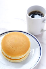 ふわふわのパンケーキとブラックコーヒー
