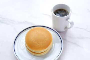 ふわふわのパンケーキとブラックコーヒー