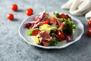 Fresh leaf salad with tomatoes and beef