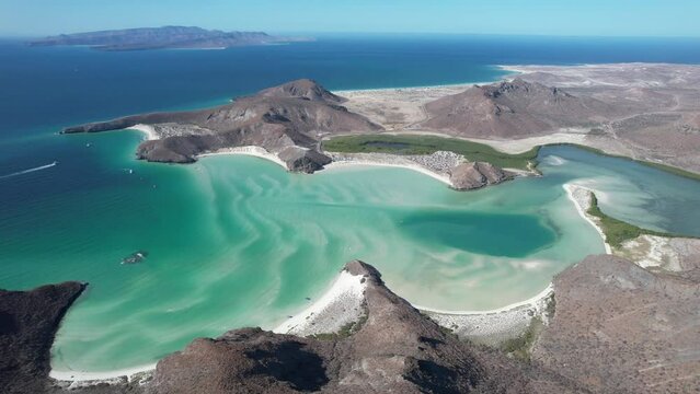 vista a&eacute;rea de la playa de balandra en baja california sur, mexico. frente a la isla de esp&iacute;ritu santo