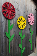 décoration extérieures dans un petit village avec une poule, des légumes, radis, carottes, découpés dans des planches en bois et peints avec des couleurs vives