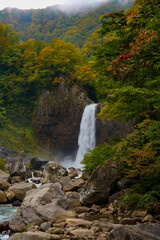 柱状節理の間を落ちるダイナミックな滝が人気の苗名滝の紅葉