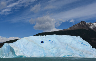 Oblò nel ghiaccio di un iceberg sul Lago Argentino. Parco nazionale Los Glaciares, Calafate,...