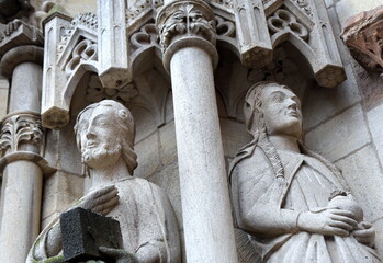 Statuen am Hauptportal: Jacubus der Ältere und Maria Magdalena 