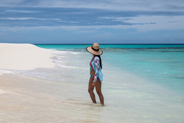 Fototapeta premium Cayo de Agua (Los Roques Archipelago), Venezuela:: a young woman in the white beach with crystalline water.