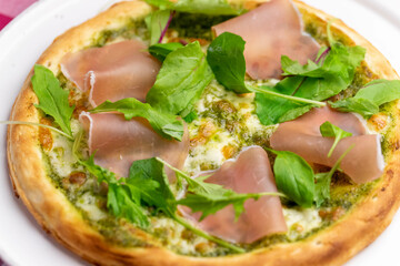 生ハムのジェノベーゼピッツァ
